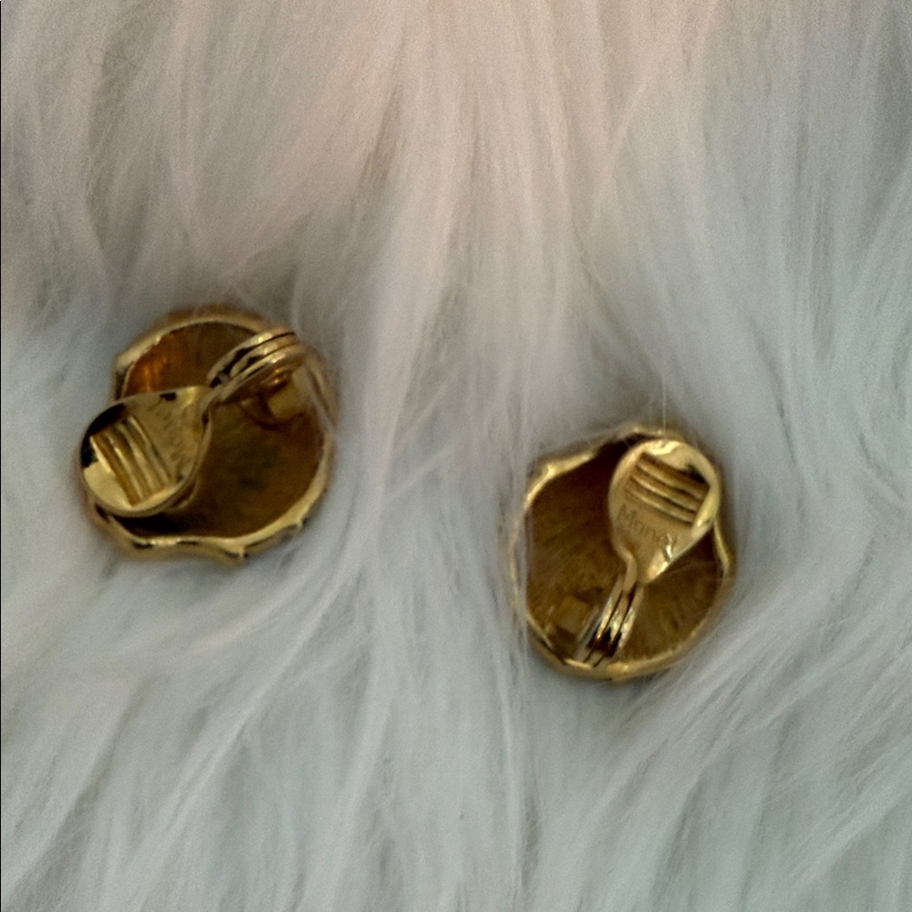 Vintage Monet Seashell Clip On Earrings - Picture 2 of 2